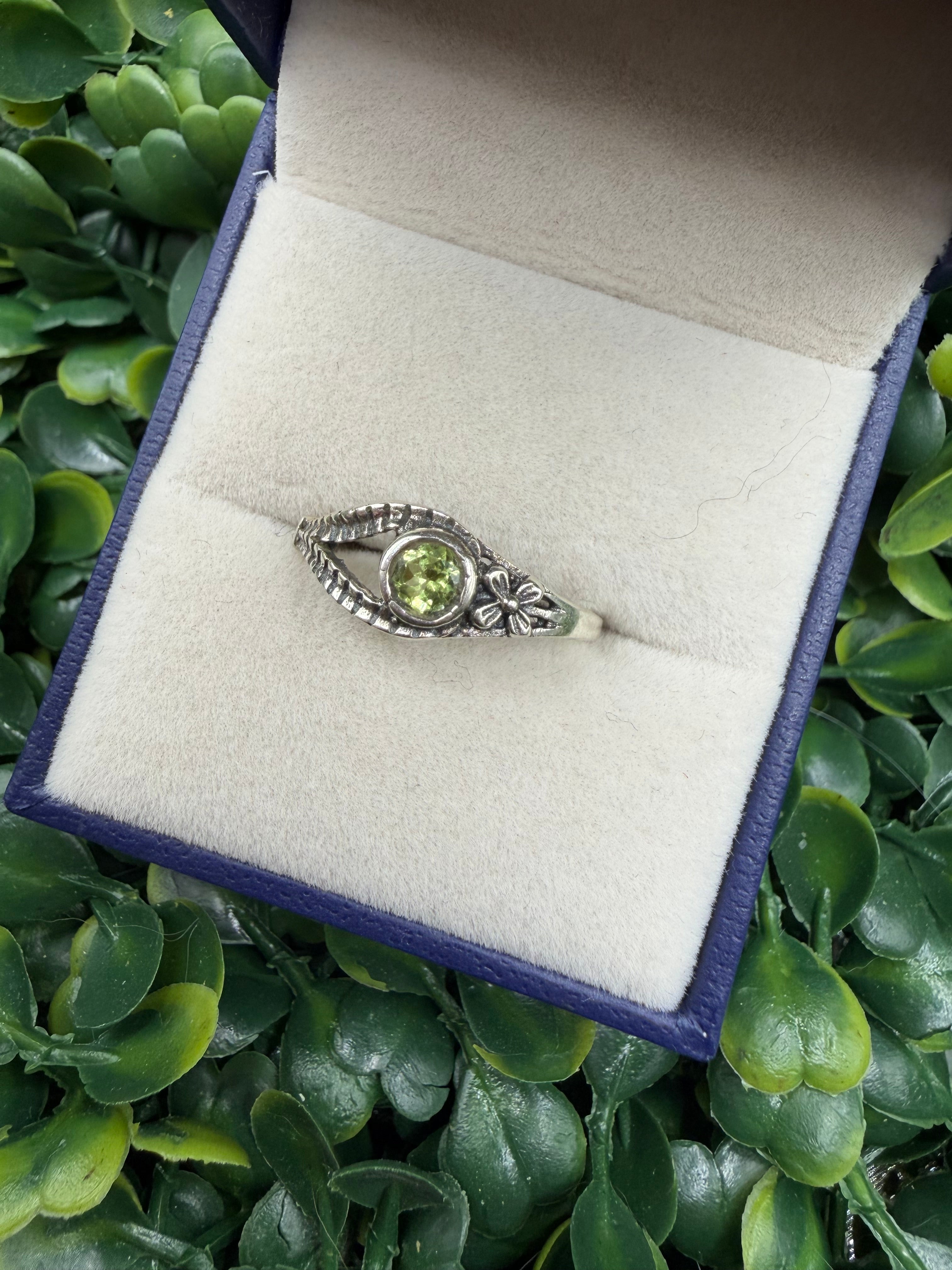 Sterling Silver Peridot Ring size 7 w/ Floral Design