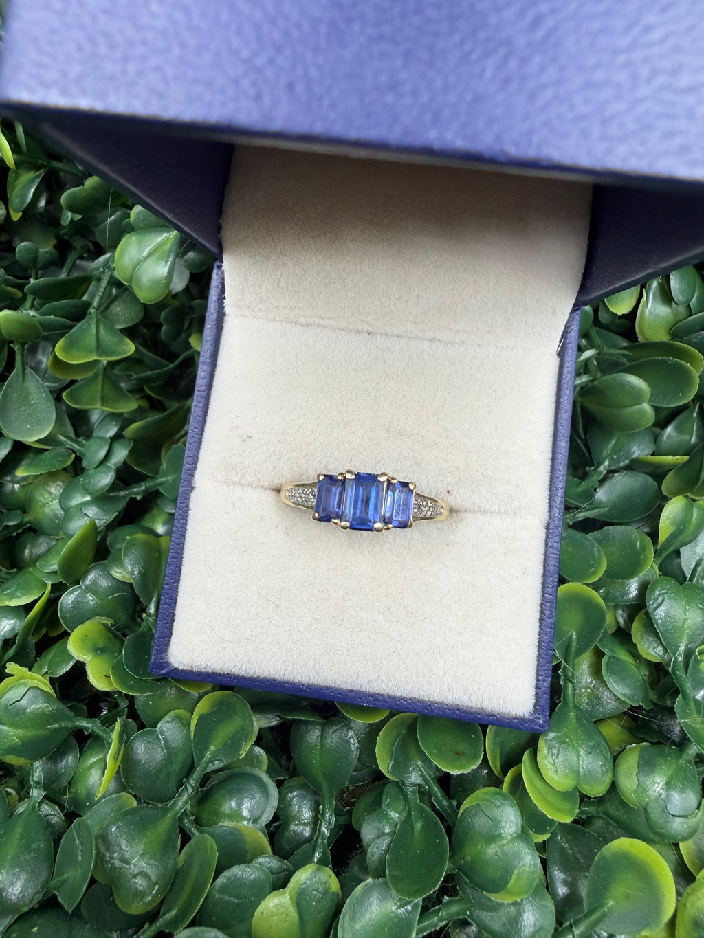Vintage 10k Yellow Gold Lab Sapphire and Diamond Chip Ring size 8