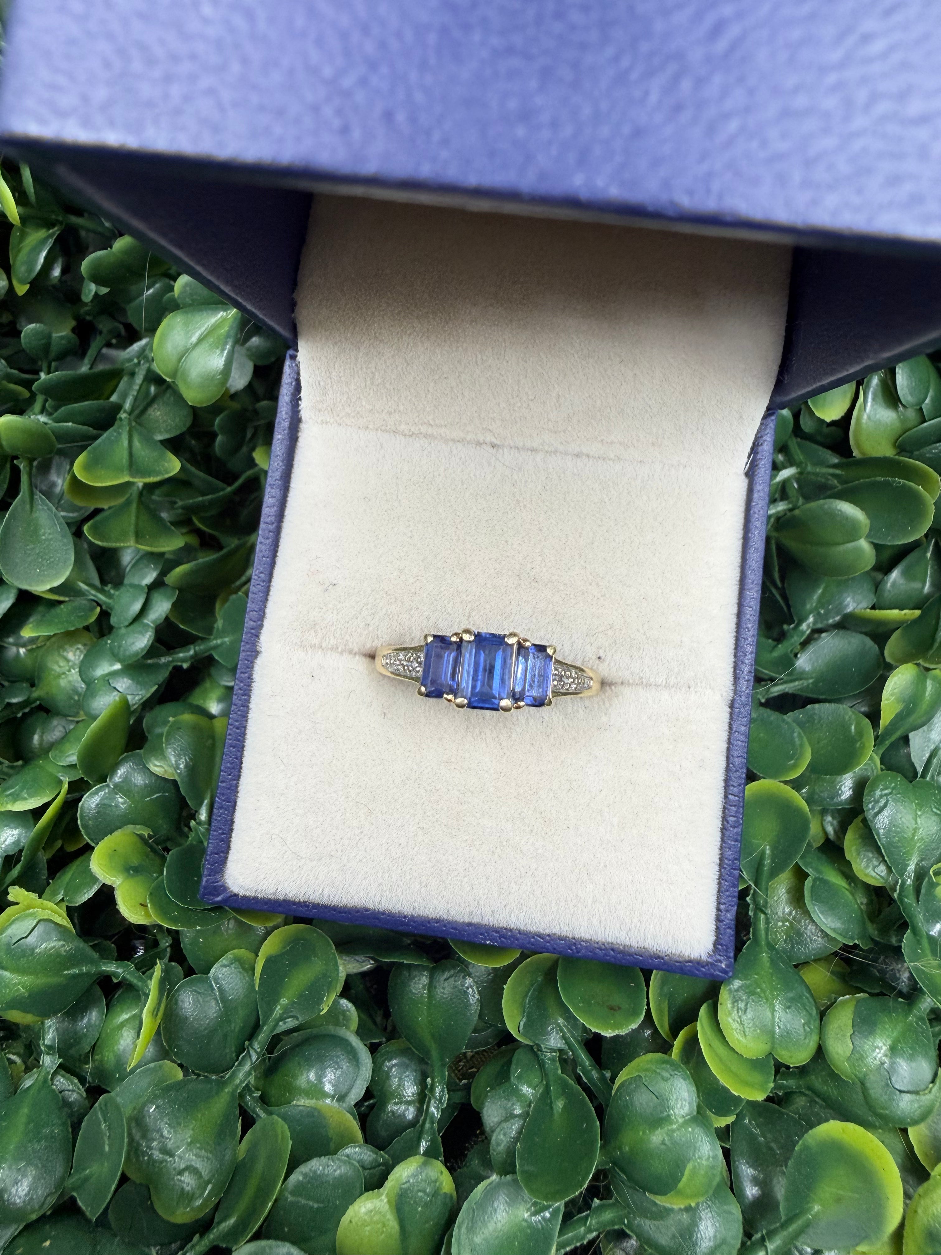Vintage 10k Yellow Gold Lab Sapphire and Diamond Chip Ring size 8