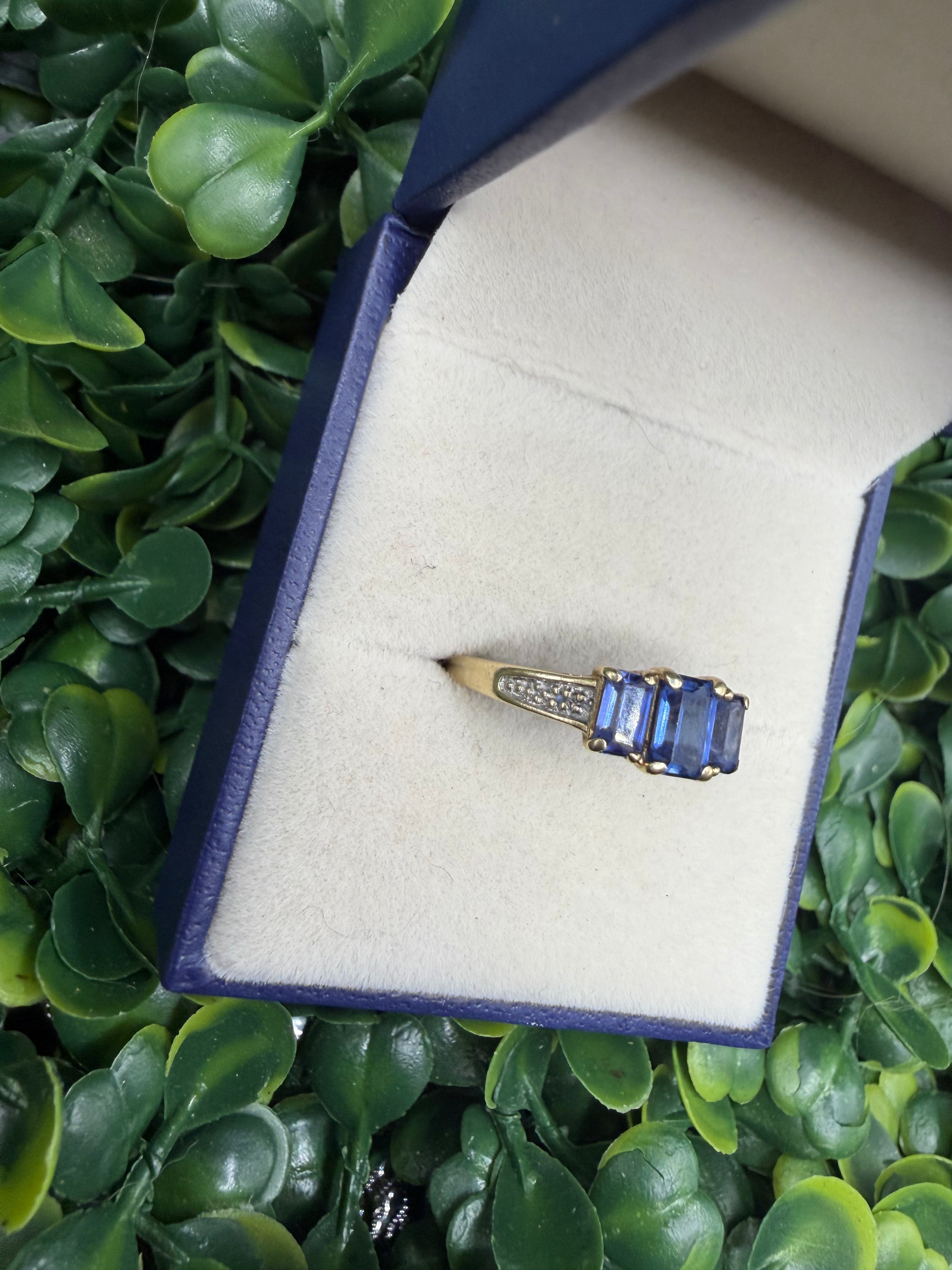 Vintage 10k Yellow Gold Lab Sapphire and Diamond Chip Ring size 8