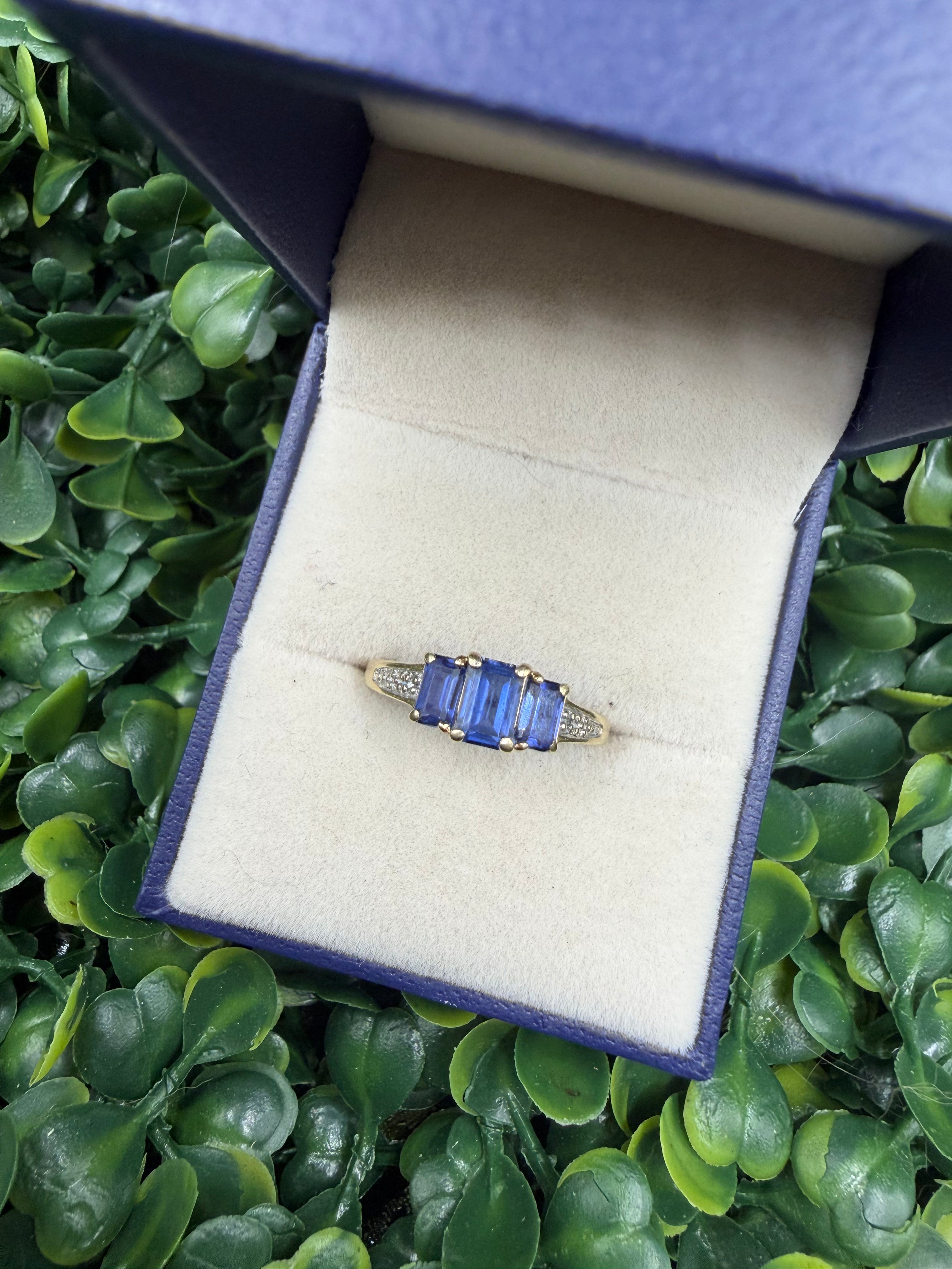 Vintage 10k Yellow Gold Lab Sapphire and Diamond Chip Ring size 8